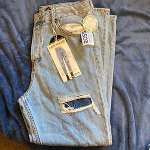 Light blue denim mom jeans, size 11/30, never worn tags still attached.